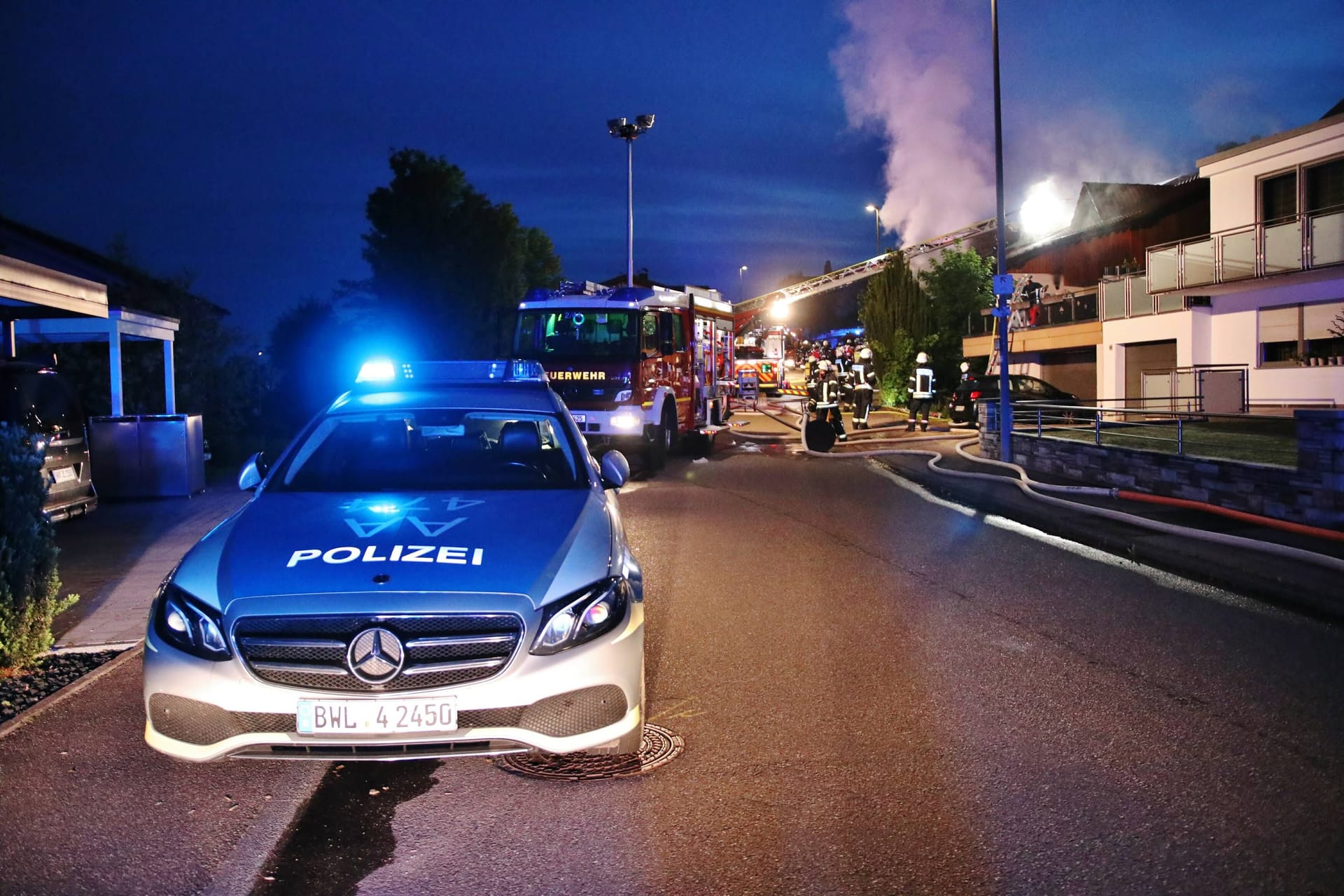 Ein Einfamilienhaus brennt in Winnenden-Birkmannsweiler: 75 Einsatzkräfte waren am frühen Mittwochmorgen vor Ort.