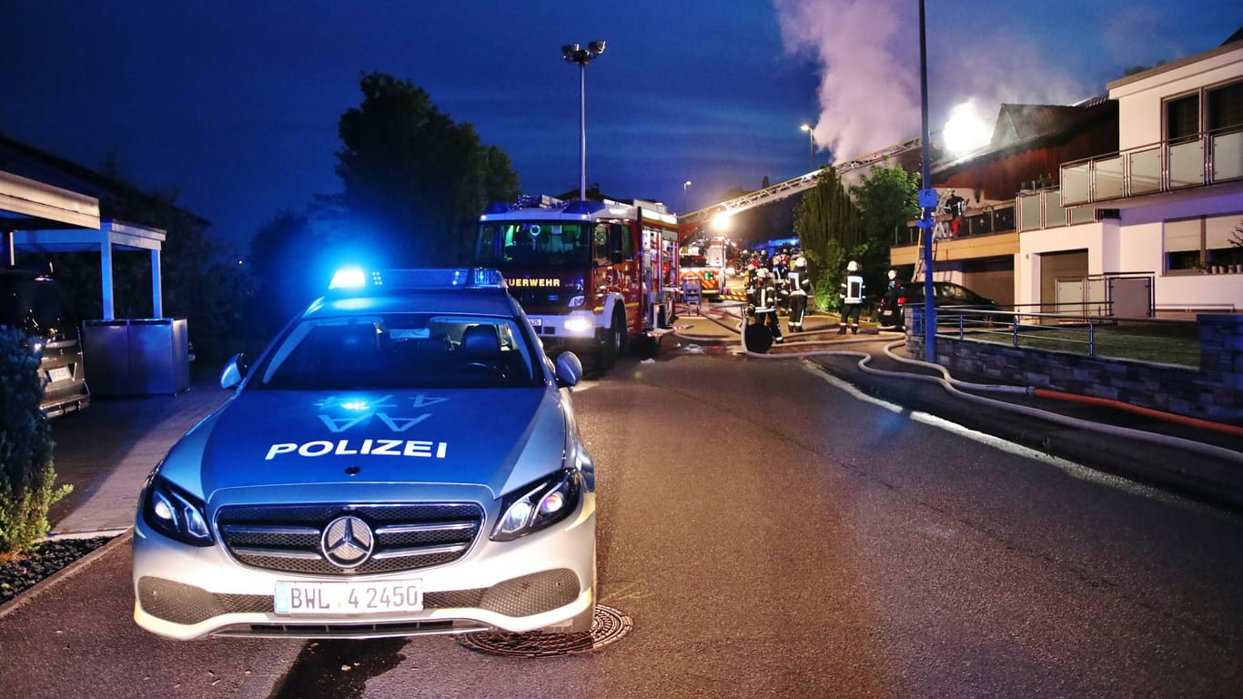 Ein Einfamilienhaus brennt in Winnenden-Birkmannsweiler: 75 Einsatzkräfte waren am frühen Mittwochmorgen vor Ort.