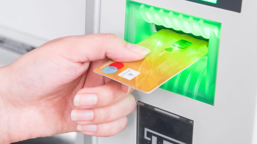 Karte mit Maestro-Funktion: Im Sommer 2023 stellt Mastercard das Maestro-Zahlungssystem ein.