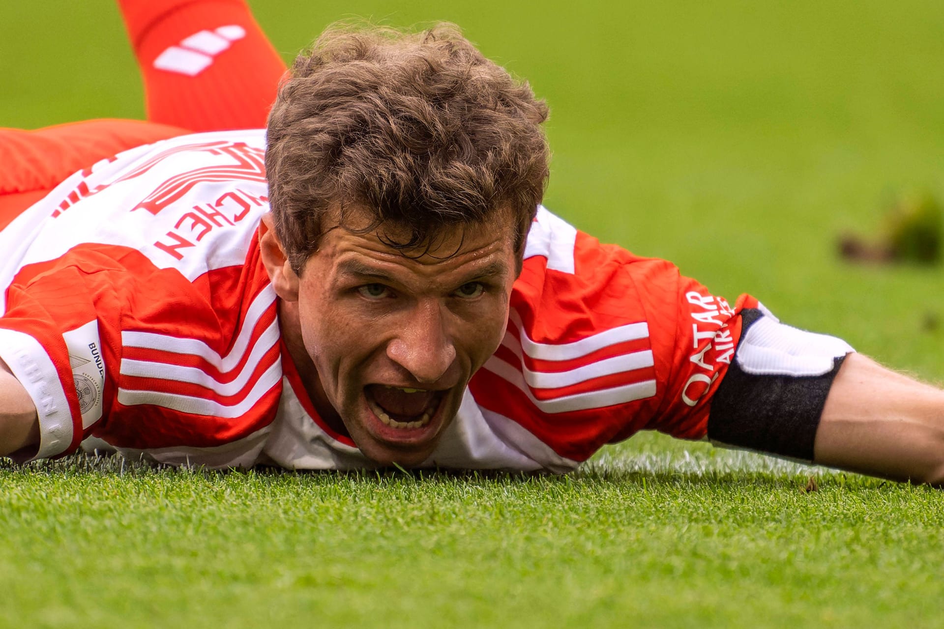 Thomas Müller am Boden: Wenn Dortmund am Samstag gewinnt, steht der FC Bayern in diesem Jahr ohne Titel da.