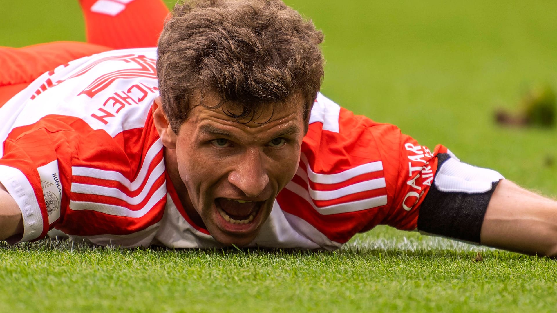 Thomas Müller am Boden: Wenn Dortmund am Samstag gewinnt, steht der FC Bayern in diesem Jahr ohne Titel da.