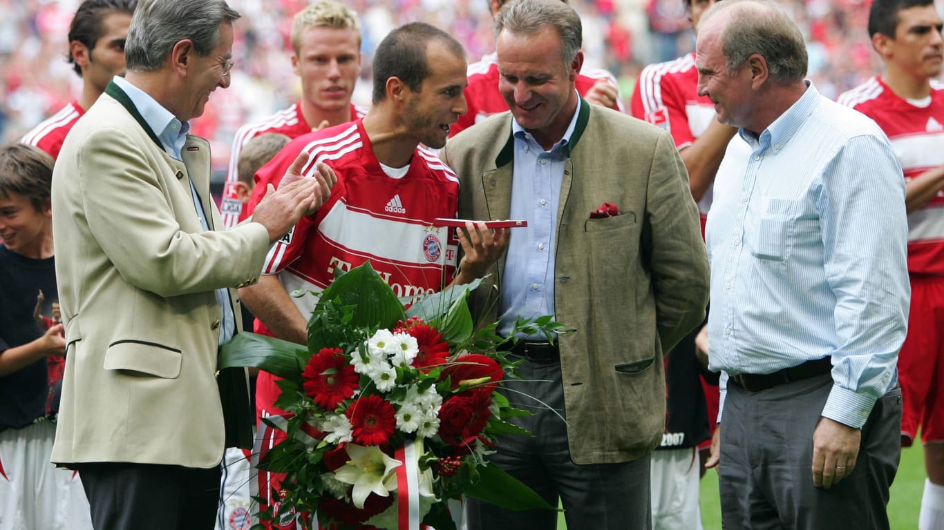 Mehmet Scholl (2.v.li.) bei seiner Verabschiedung im Jahr 2007: Auch Uli Hoeneß (r.) und Karl-Heinz Rummenigge (z.v.r.) waren damals anwesend.