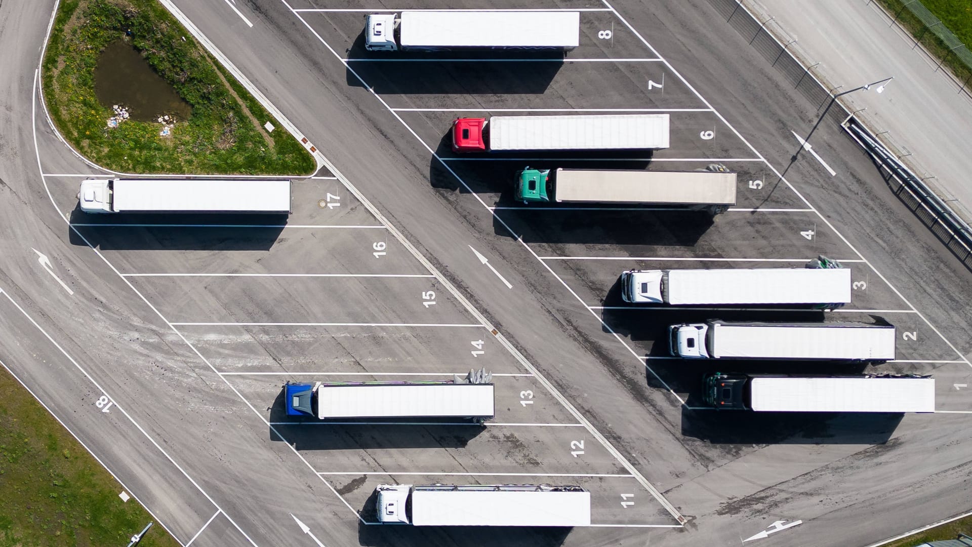 Lastwagen stehen auf einem Rastplatz (Symbolfoto): Die Beamten boten an, die Trucker zu einem Bahnhof zu fahren, doch das Duo lehnte ab. Lastwagen stehen auf einem Rastplatz (Symbolfoto): Die Beamten boten an, die Trucker zu einem Bahnhof zu fahren, doch das Duo lehnte ab.