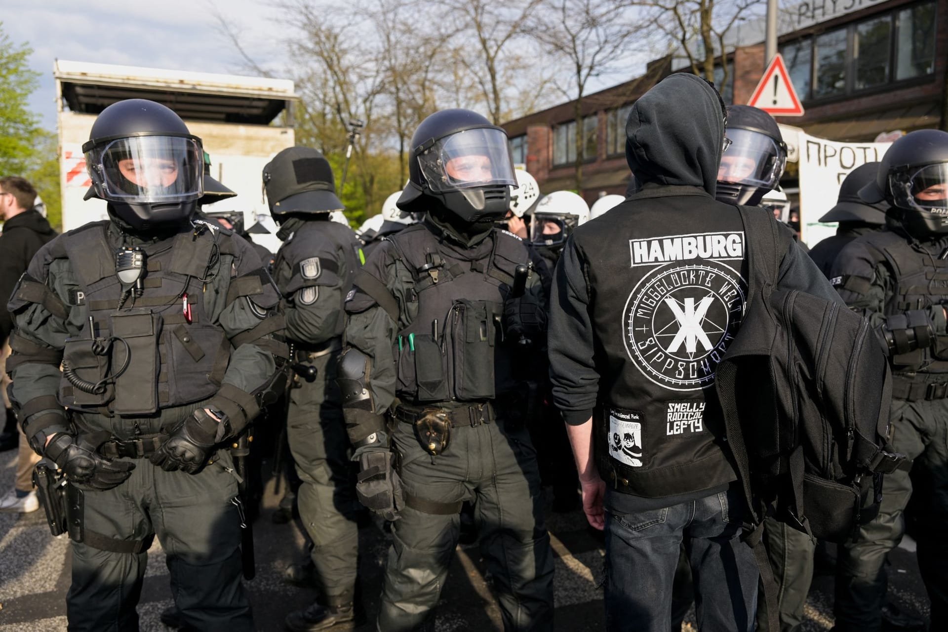 Polizisten umstellen einen Demoteilnehmer: Die Lage bei der Kundgebung des Bündnissen „Schwarz-Roter 1. Mai“ scheint angespannt.