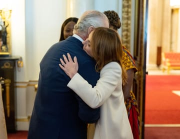 König Charles III. und Geri Horner am 17. Mai 2023 im Buckingham-Palast