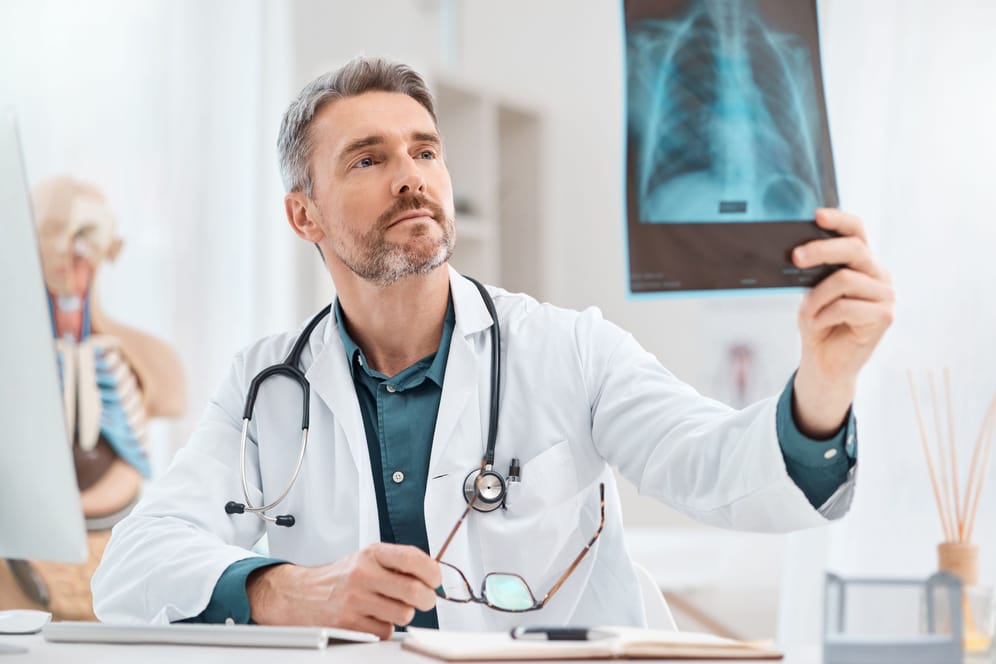 Ein Arzt betrachtet eine Röntgenaufnahme des Brustkorbs: Bei einem Rippenbruch zählt Tapen nicht zur Standardbehandlung.