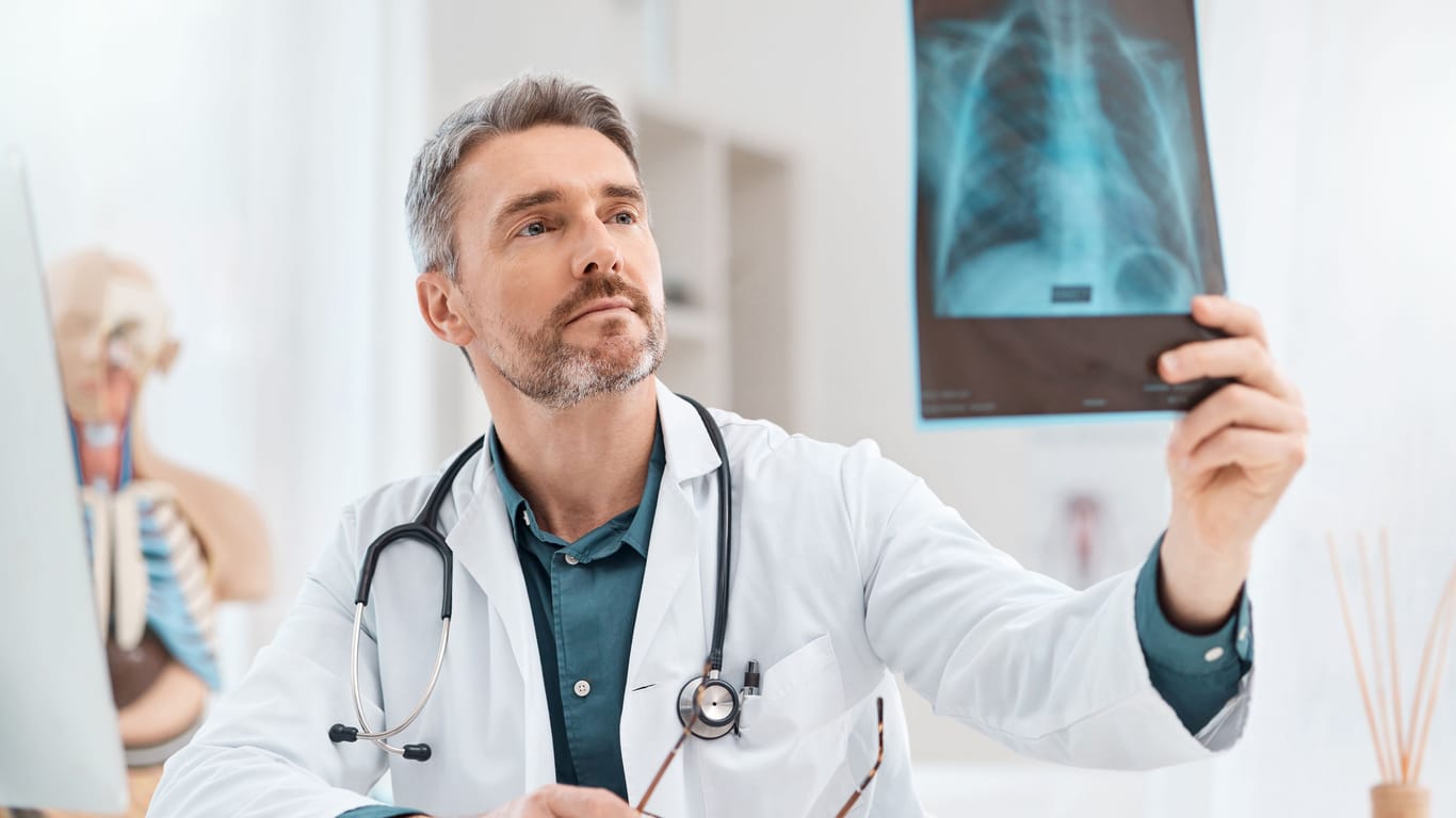 Ein Arzt betrachtet eine Röntgenaufnahme des Brustkorbs: Bei einem Rippenbruch zählt Tapen nicht zur Standardbehandlung.