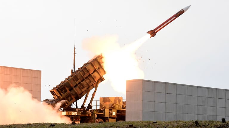 Eine Rakete wird von einem Patriot-System abgefeuert (Archivbild): Deutschland verlegt einige Systeme nach Litauen.