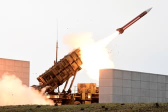 Eine Rakete wird von einem Patriot-System abgefeuert (Archivbild): Deutschland verlegt einige Systeme nach Litauen.