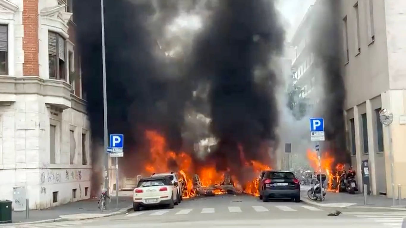 Brennende Autos in Mailand: Nach einer Explosion am Donnerstagmittag steigt eine schwarze Rauchsäule über der Stadt auf.
