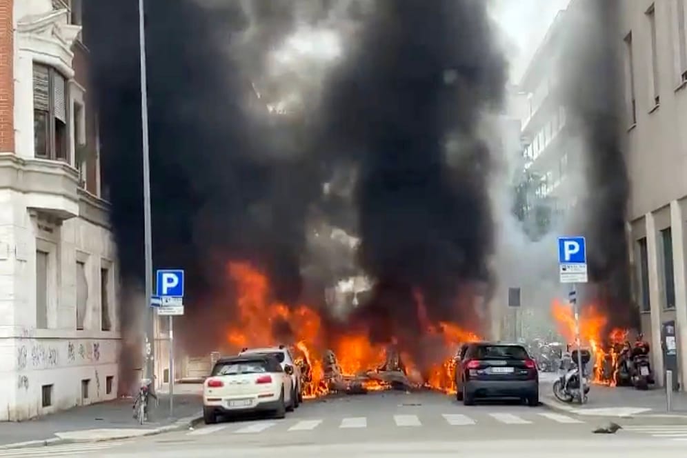 Brennende Autos in Mailand: Nach einer Explosion am Donnerstagmittag steigt eine schwarze Rauchsäule über der Stadt auf.