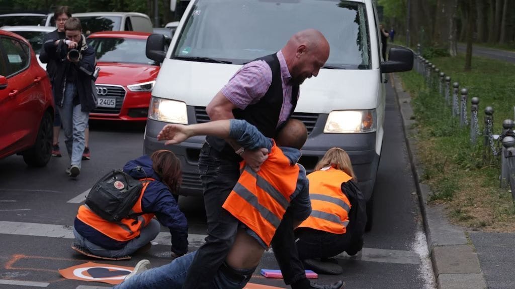 Immer öfter werden Autofahrer handgreiflich, weil Klimakleber den Verkehr stören.