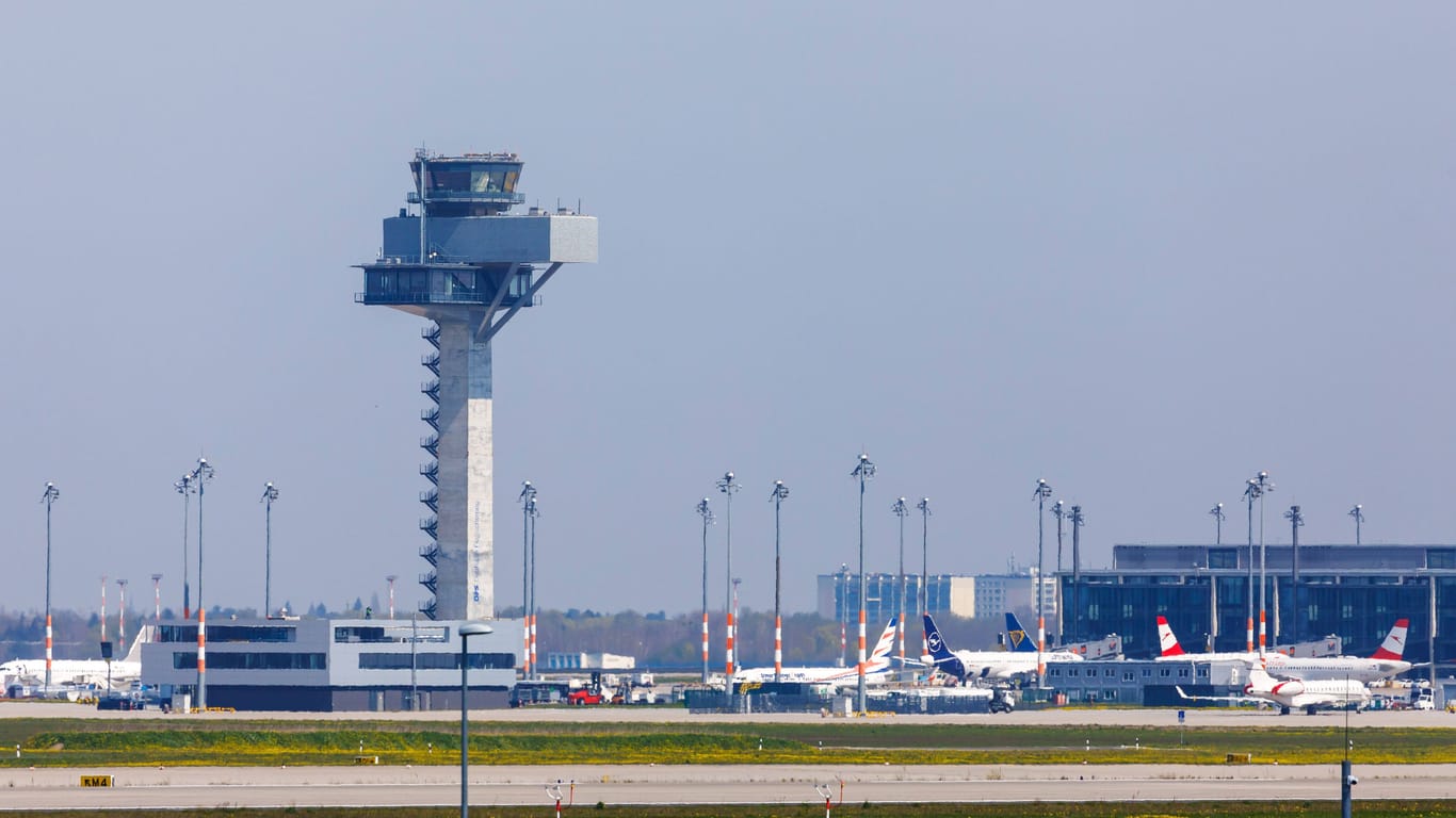 Rollfeld des Flughafen BER: Bis Mitte des Jahrzehnts soll der Airport auf eigenen Beinen stehen.