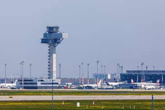 Rollfeld des Flughafen BER: Bis Mitte des Jahrzehnts soll der Airport auf eigenen Beinen stehen.