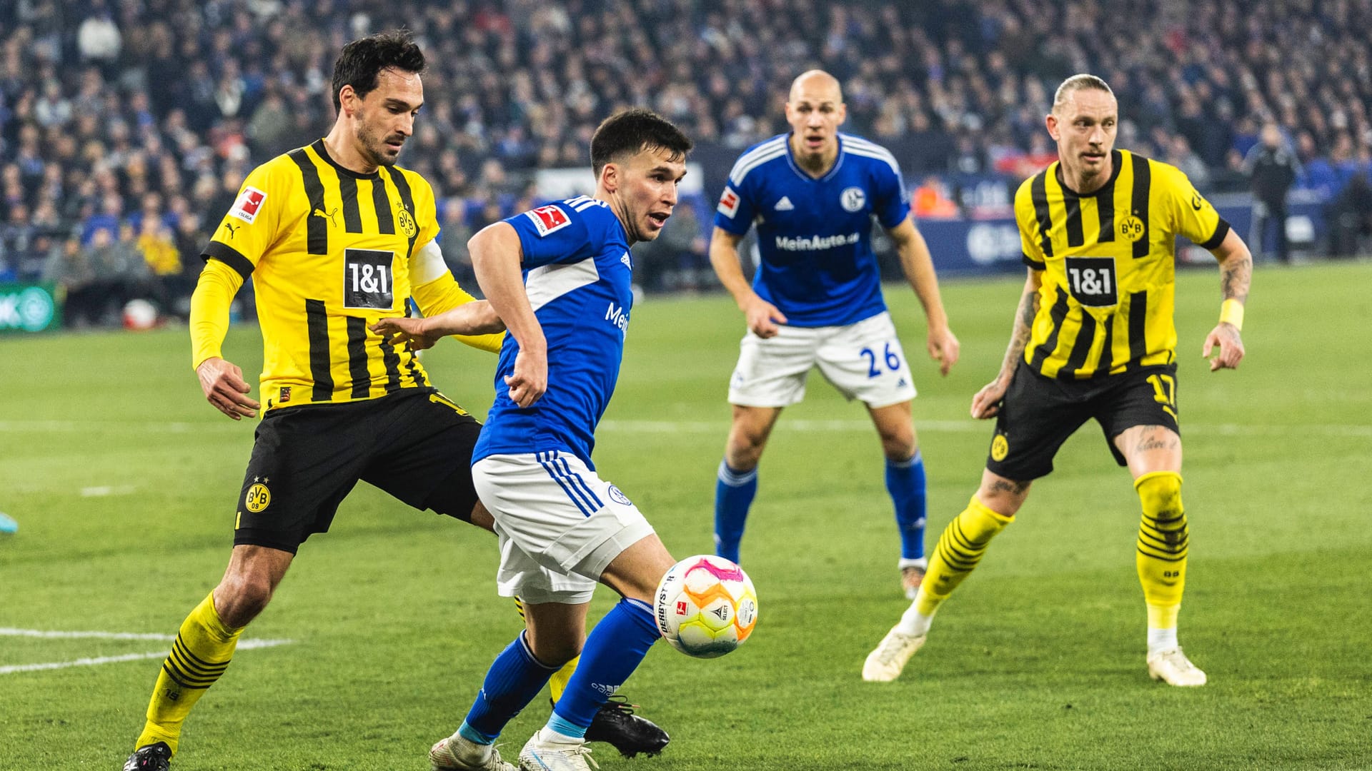 Mats Hummels (l.) und Marius Wolf: Sie hoffen noch auf die Meisterschaft.