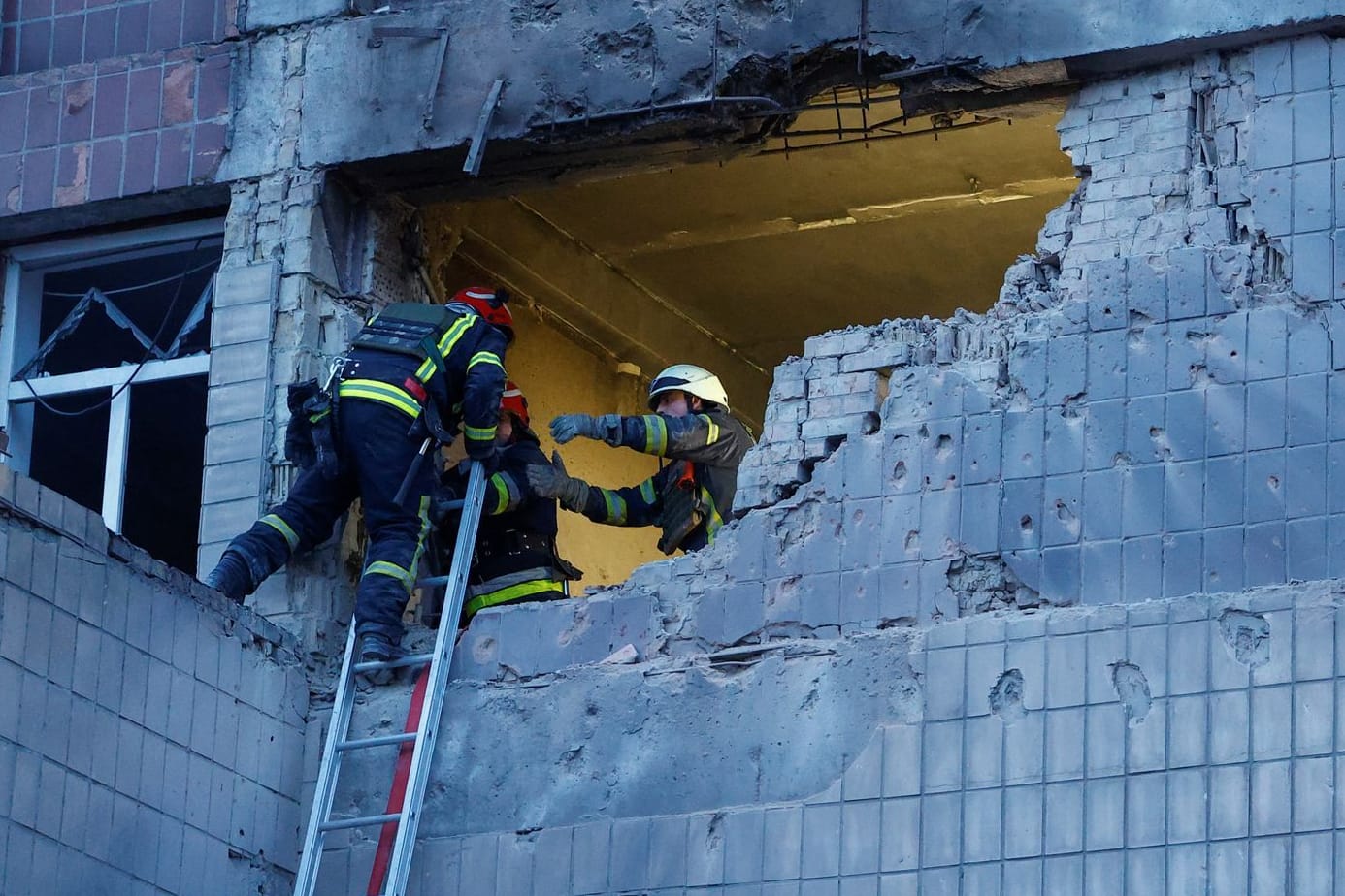 Rettungseinsatz nach Drohnenangriff auf Kiew am Sonntag: Die Drohnenangriffe auf die Hauptstadt waren laut Angaben der Ukraine die massivsten seit Beginn des Krieges.