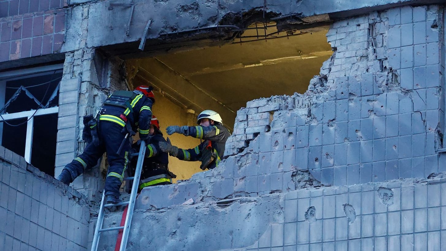 Rettungseinsatz nach Drohnenangriff auf Kiew am Sonntag: Die Drohnenangriffe auf die Hauptstadt waren laut Angaben der Ukraine die massivsten seit Beginn des Krieges.