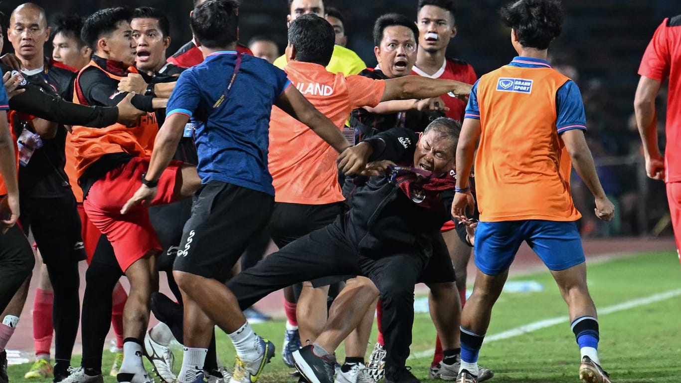 Beim Fußballfinale der 23. Sea Games kam es zwischen Thailand und Indonesien zu einer handfesten Auseinandersetzung.