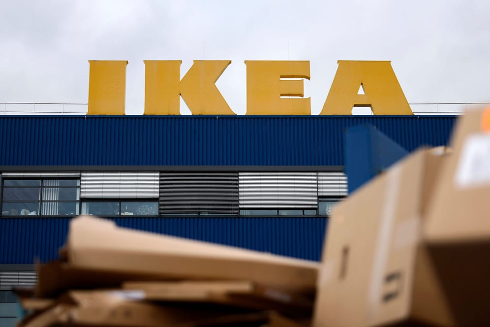 Das gelbe IKEA-Logo an einer Ikea-Filiale (Symbolfoto): In Niedersachsen wird ab Freitag gestreikt.