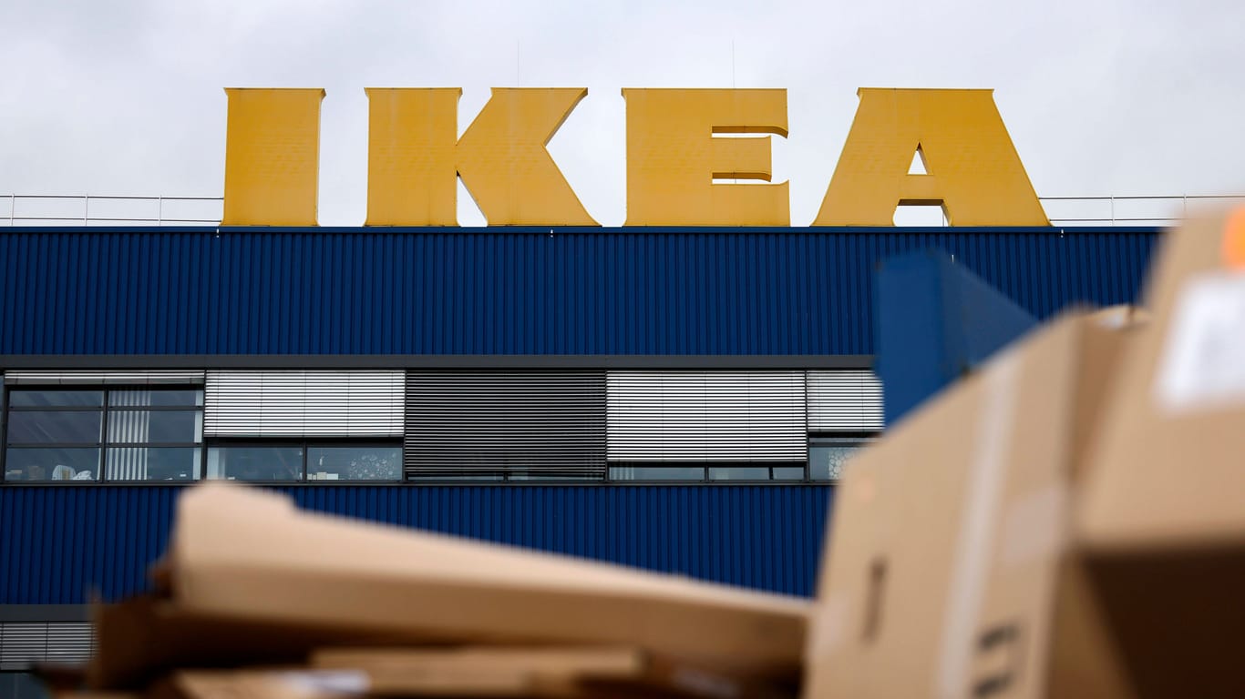 Das gelbe IKEA-Logo an einer Ikea-Filiale (Symbolfoto): In Niedersachsen wird ab Freitag gestreikt.