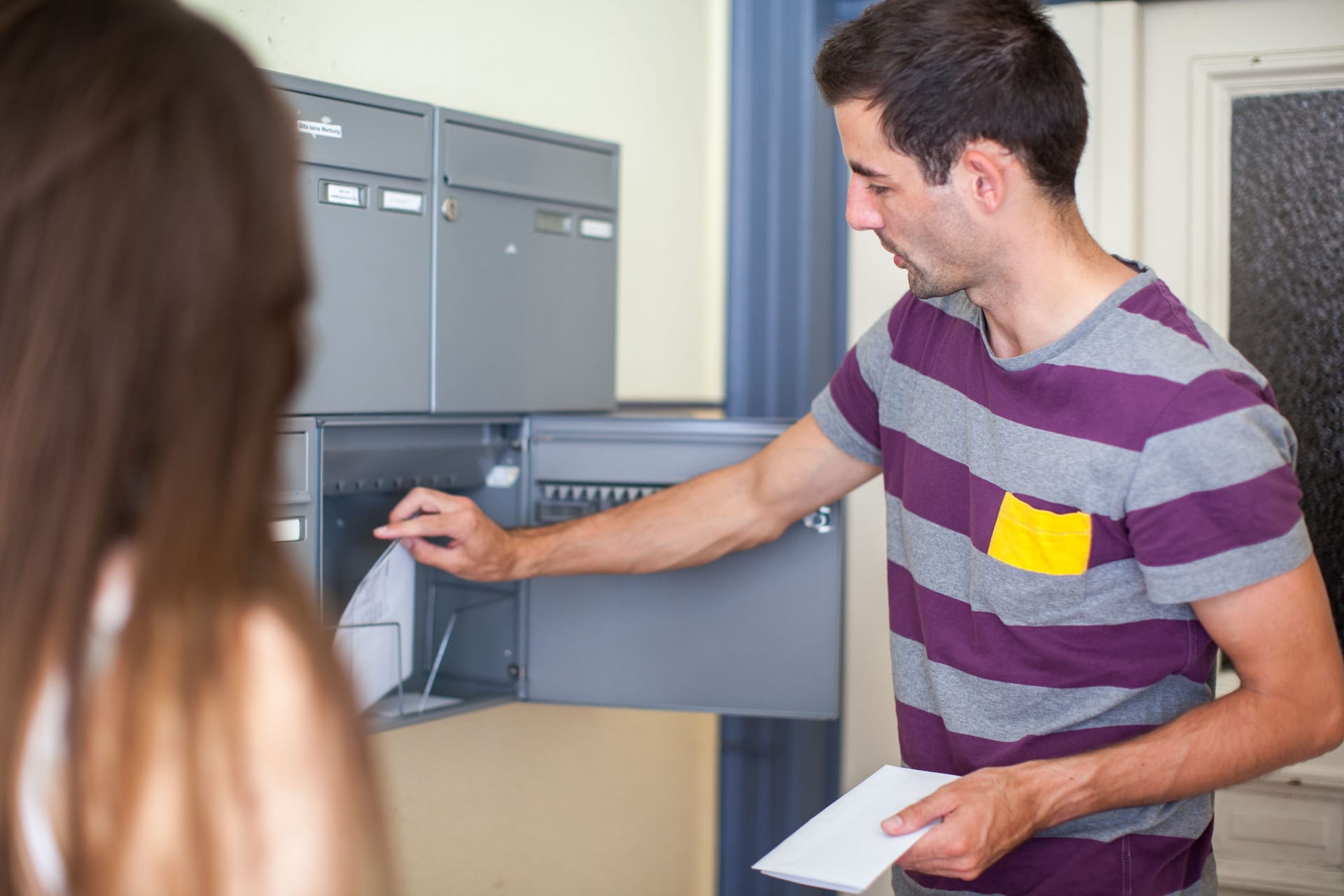 Ein Mann öffnet seinen Briefkasten (Symbolbild): Verlangt Ihr Vermieter eine Mieterhöhung, können Sie dieser unter Umständen widersprechen.