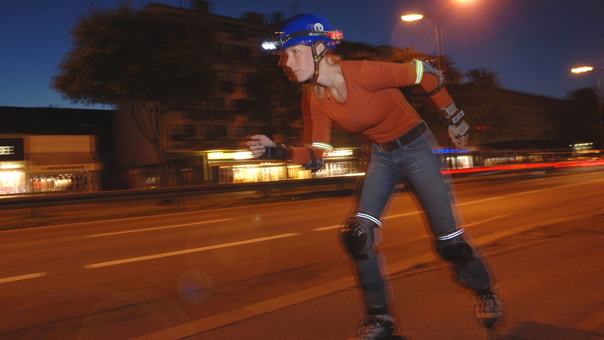 Inlineskaterin mit Helm und Beleuchtung in der Nacht in München (Archivbild). Das Rudelfahren beginnt wieder. Inlineskaterin mit Helm und Beleuchtung in der Nacht in München (Archivbild). Das Rudelfahren beginnt wieder.