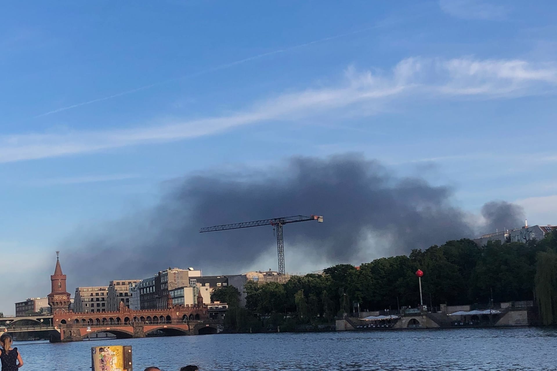 Die Rauchwolke ist in weiten Teilen Berlins zu sehen.