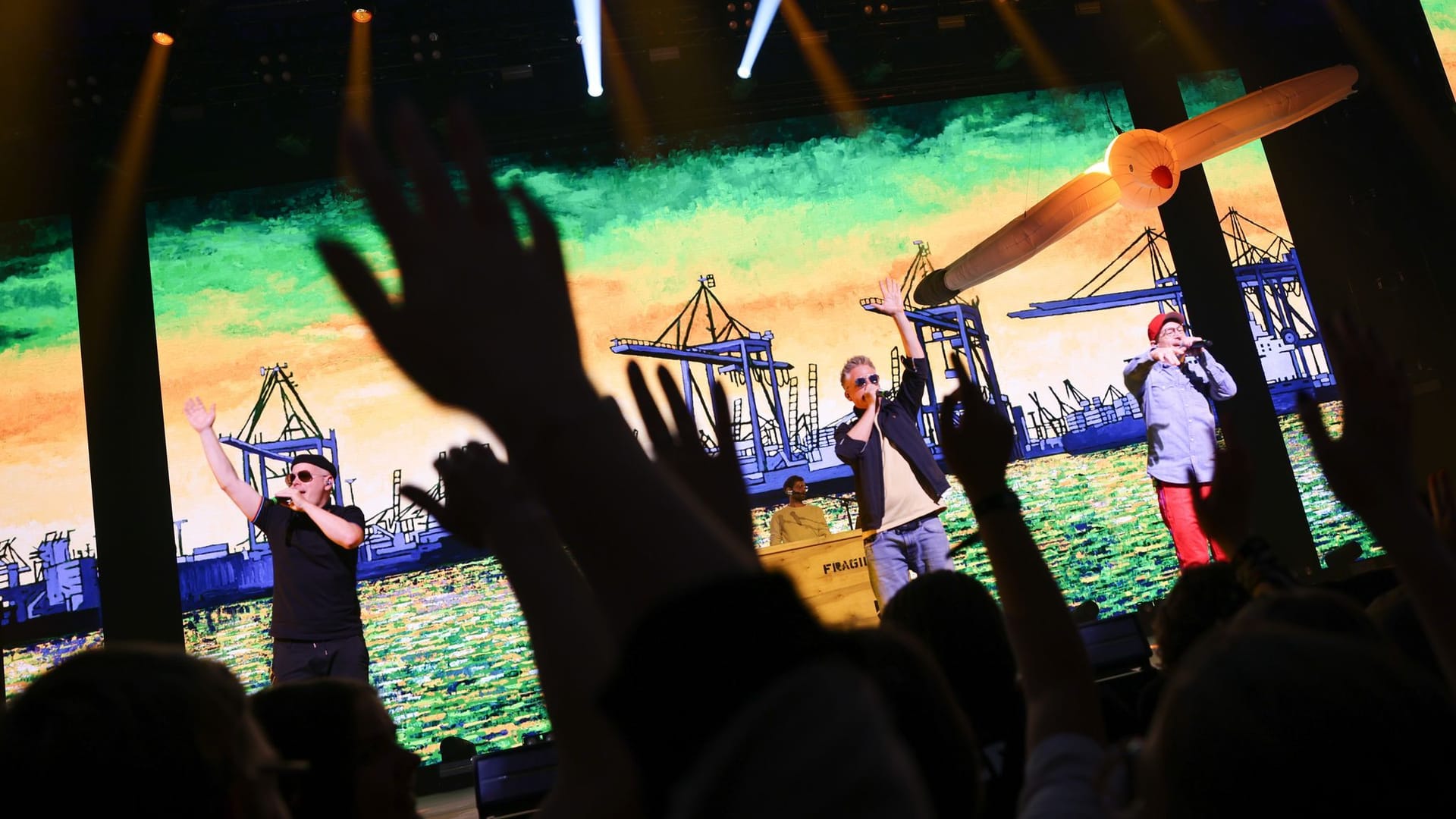 Die Hip-Hopper Fettes Brot auf einer Bühne bei der Digital-Messe OMR: Sie sangen unter anderem ihren Hit "Emanuela". Die Hip-Hopper Fettes Brot auf einer Bühne bei der Digital-Messe OMR: Sie sangen unter anderem ihren Hit "Emanuela".