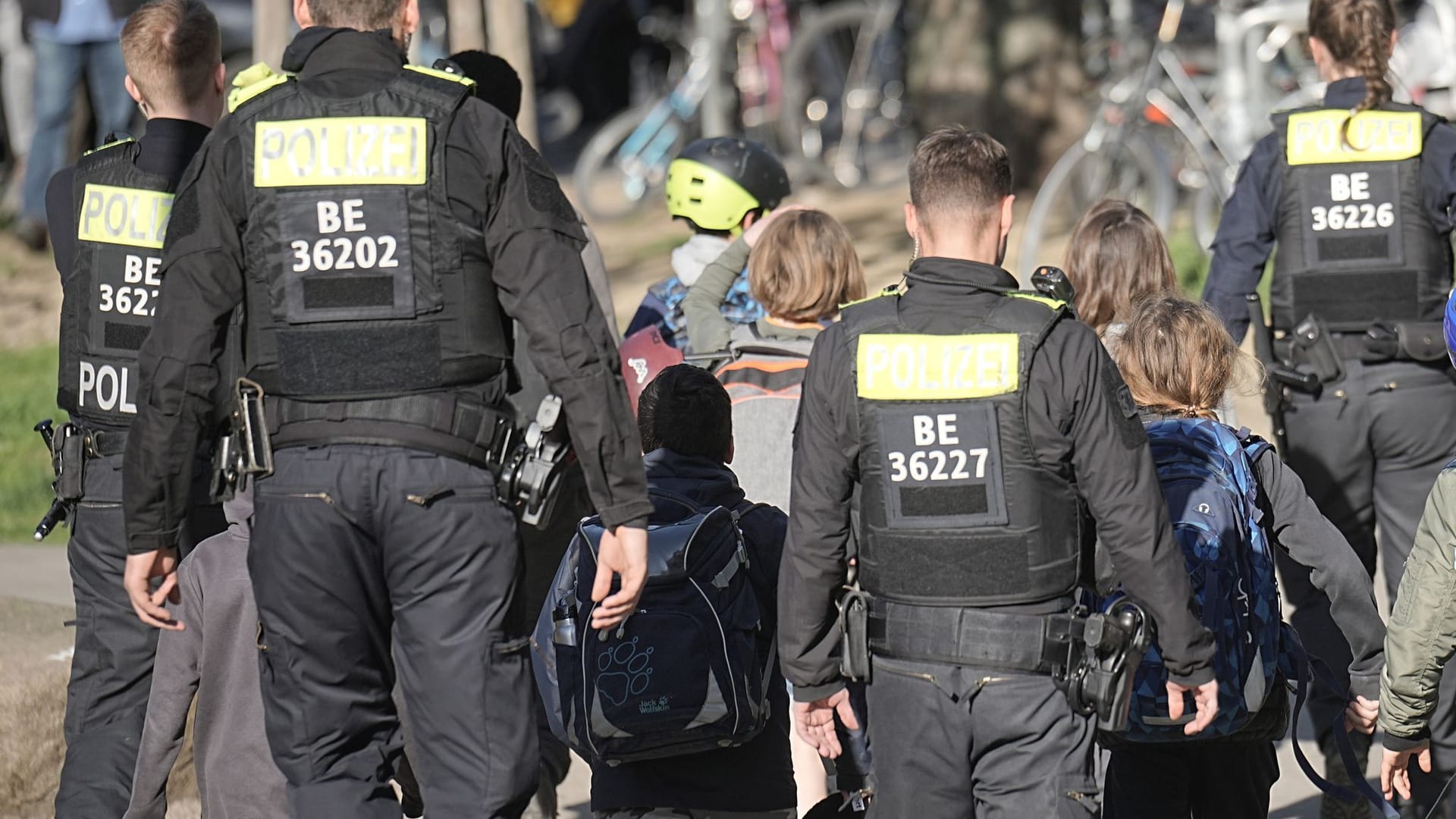 Polizisten geleiten Kinder von einer Schule in Neukölln weg: Zwei Schulkinder sind am Mittwoch in einer Schule in Berlin-Neukölln vermutlich von einem Mann verletzt worden.