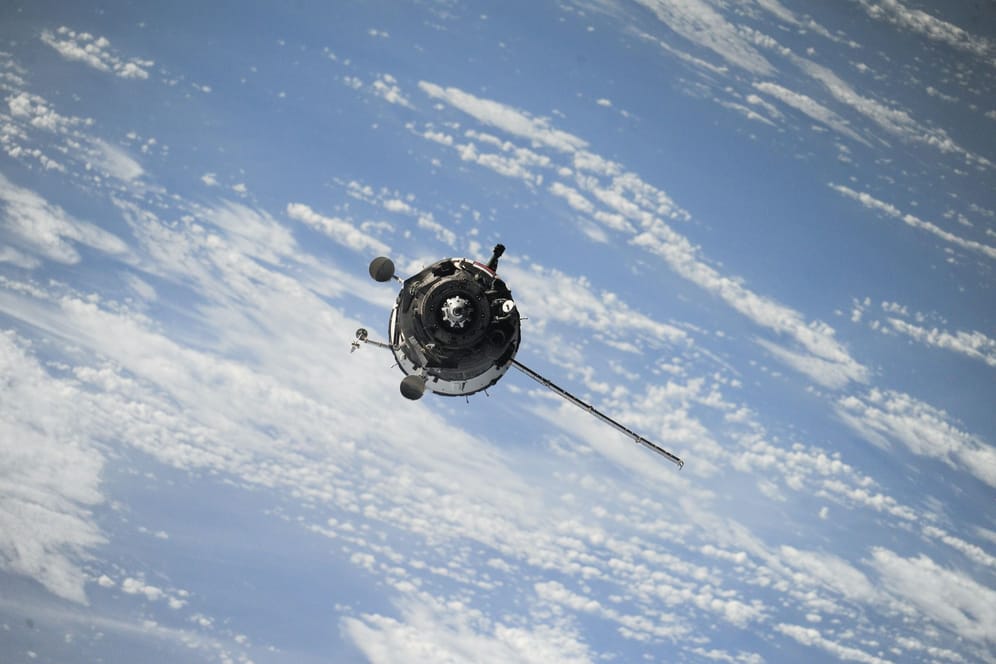 Ein Satellit im Weltraum (Symbolbild): Der Gründer eine niederländischen Hightech-Firma soll für Russland spioniert haben.
