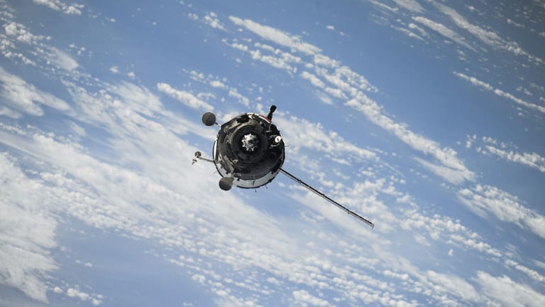 Ein Satellit im Weltraum (Symbolbild): Der Gründer eine niederländischen Hightech-Firma soll für Russland spioniert haben.