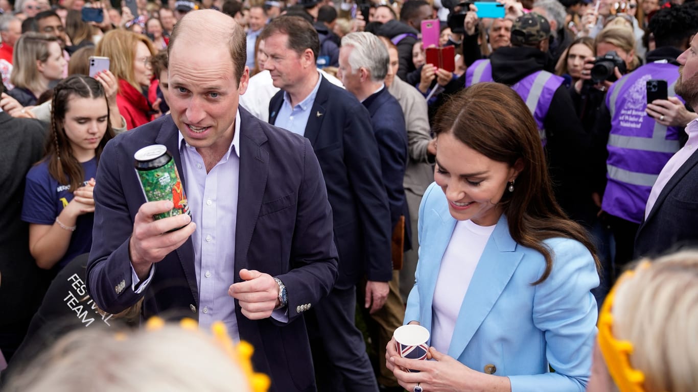 Prinz William bekam ein Bier überreicht.