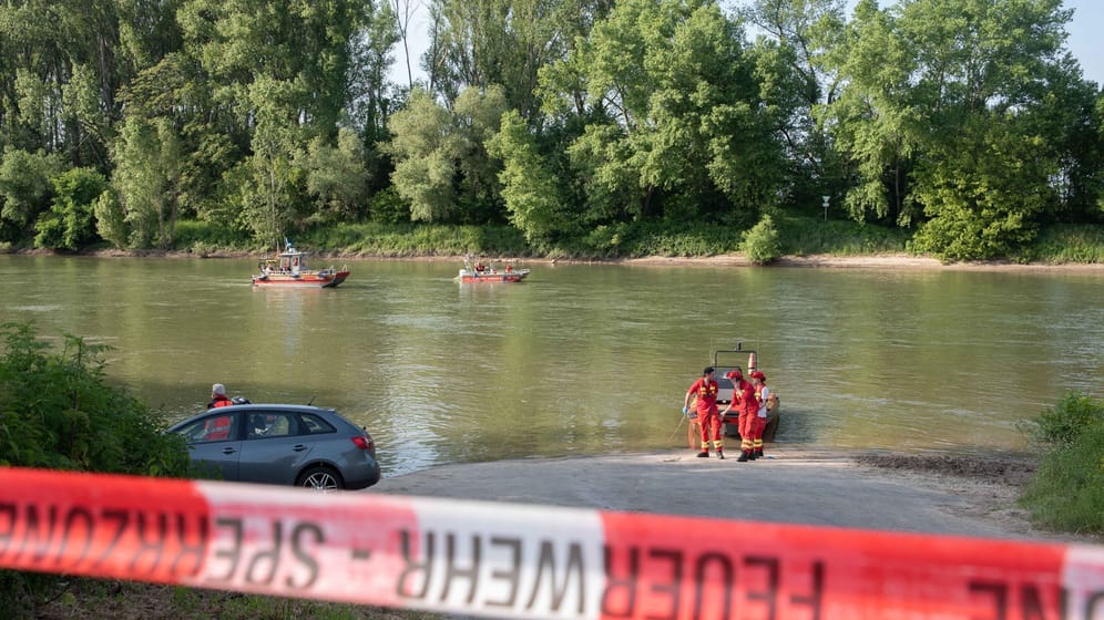 Rettungseinsatz in Bornheim: Ein 35-Jähriger wurde nach über einer Stunde aus dem Wasser gezogen.