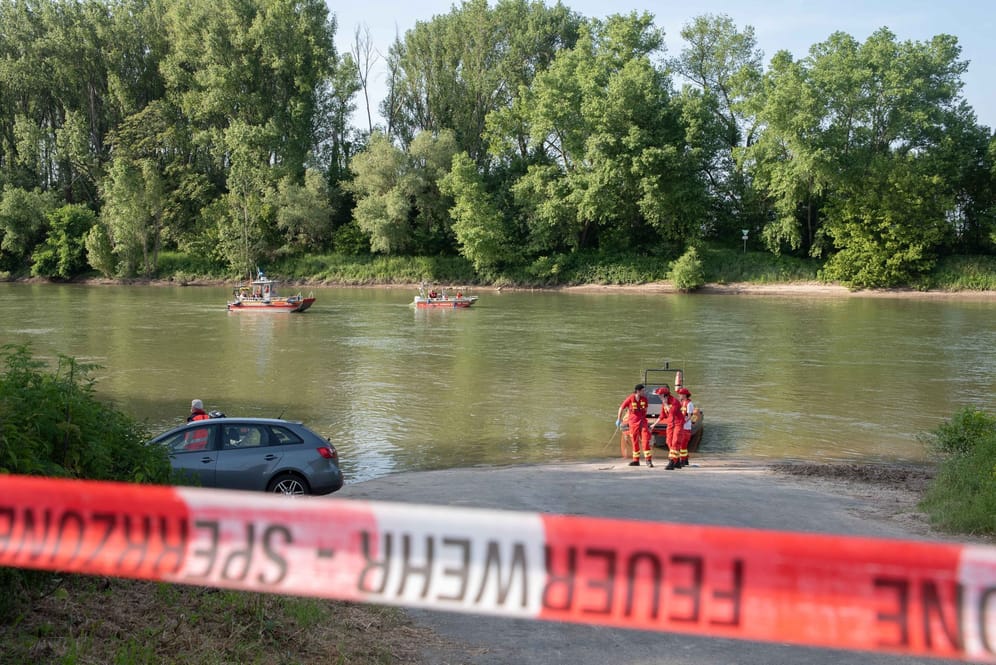 Rettungseinsatz in Bornheim: Ein 35-Jähriger wurde nach über einer Stunde aus dem Wasser gezogen.