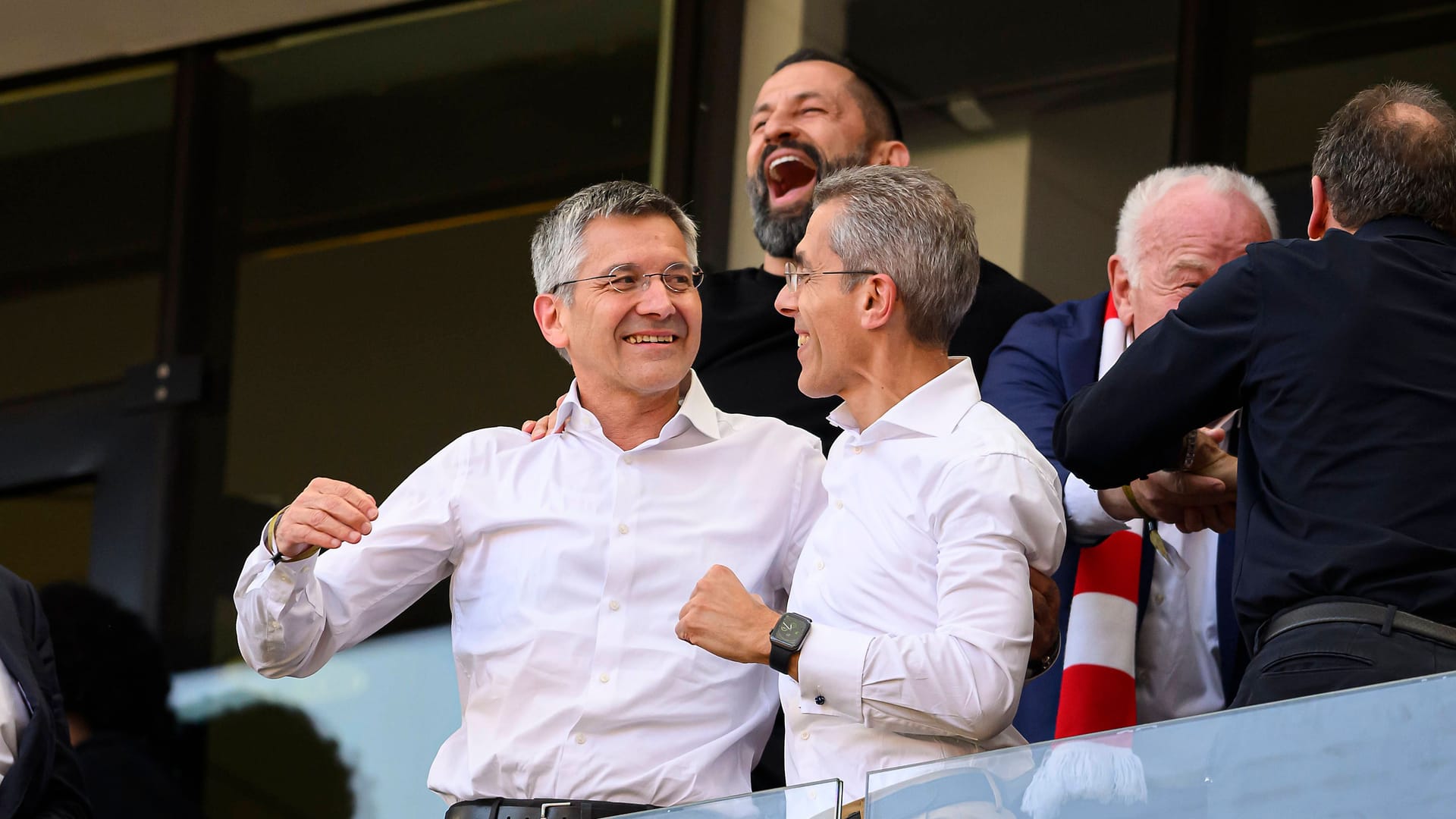 Hasan Salihamidžić (oben) durfte mit Herbert Hainer (l.) und Co. am Samstag in Köln jubeln, Kahn fehlte.