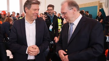 Haseloff (rechts) mit Wirtschaftsminister Habeck: Man müsse die Menschen bei der Energiewende mit einbinden, glaubt er.