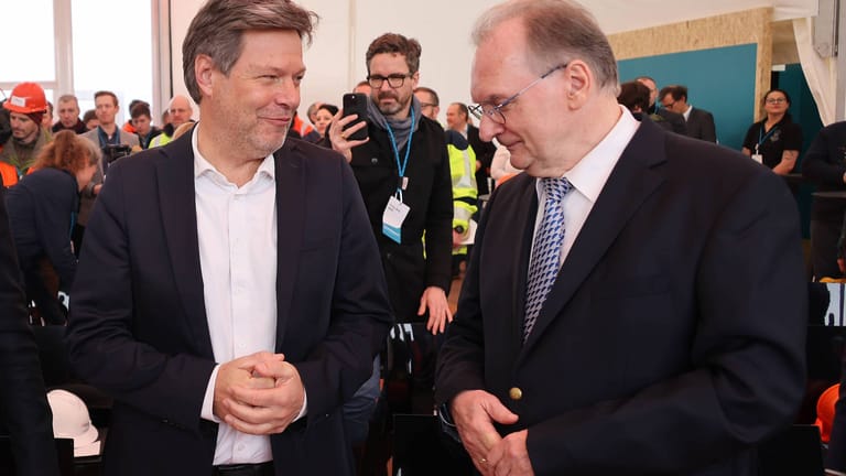 Haseloff (rechts) mit Wirtschaftsminister Habeck: Man müsse die Menschen bei der Energiewende mit einbinden, glaubt er.