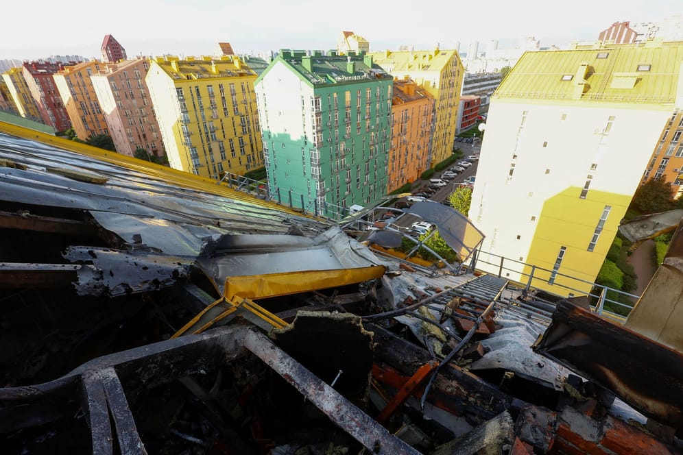 Schäden in Wohngebiet in Kiew: In den vergangenen Wochen wurde die ukrainische Hauptstadt wieder verstärkt zum Ziel russischer Angriffe.