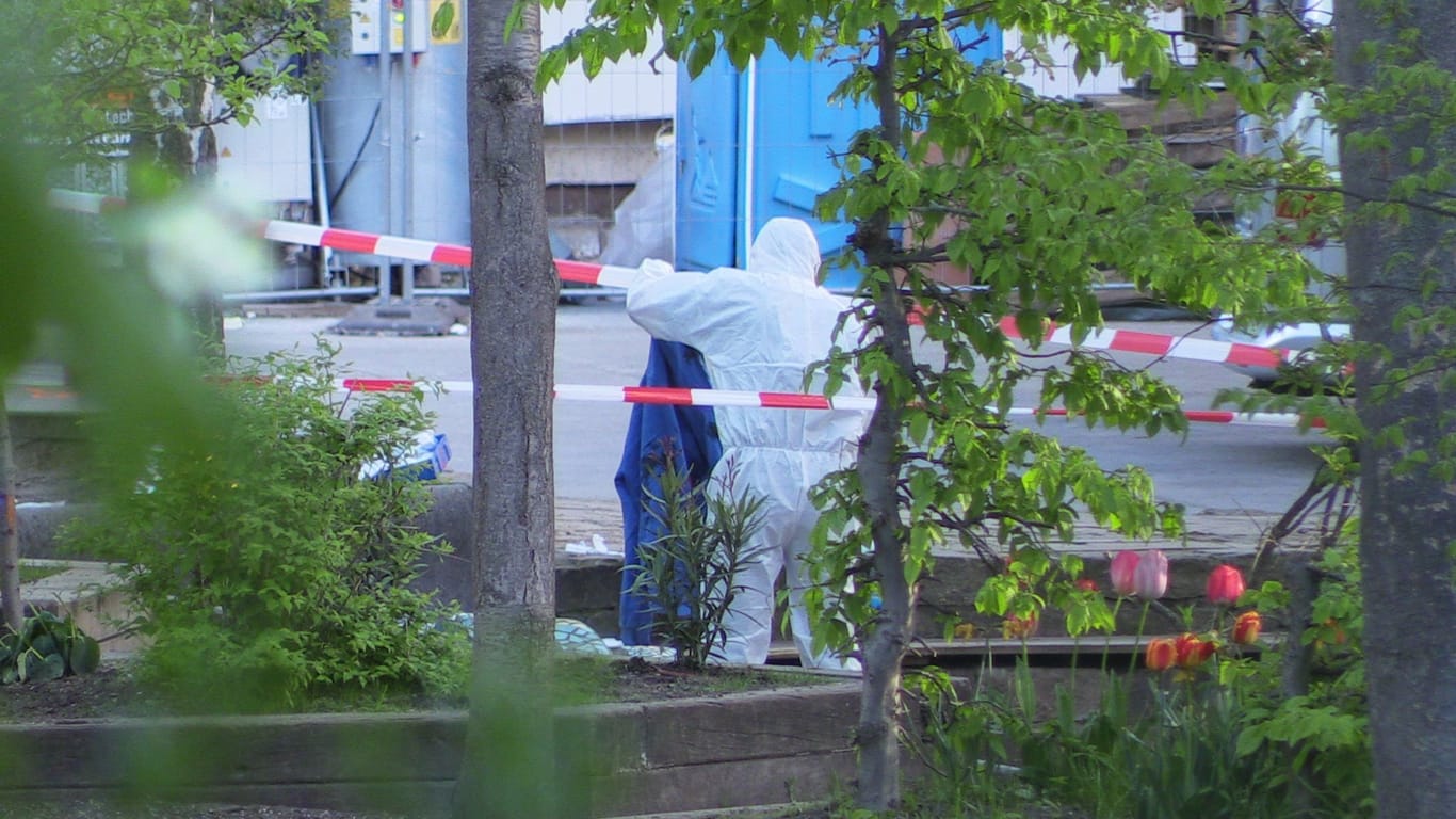 Ein Mann im Schutzanzug steht in der Nähe der Schule in Neukölln: Ein Kind schwebt in Lebensgefahr.