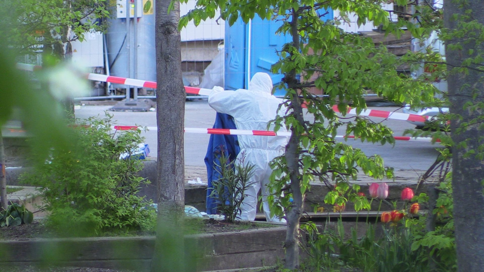 Ein Mann im Schutzanzug steht in der Nähe der Schule in Neukölln: Ein Kind schwebt in Lebensgefahr.