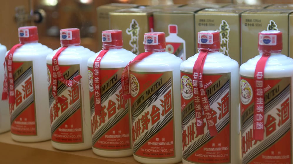 Flaschen Maotai Baijiu (Symbolbild): Chinesischer Baijiu bezeichnet eine Gruppe von Spirituosen, die auf Getreidebasis hergestellt werden und so mit Kornbrand verwandt sind.