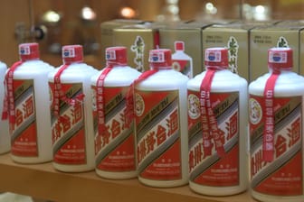 Flaschen Maotai Baijiu (Symbolbild): Chinesischer Baijiu bezeichnet eine Gruppe von Spirituosen, die auf Getreidebasis hergestellt werden und so mit Kornbrand verwandt sind.