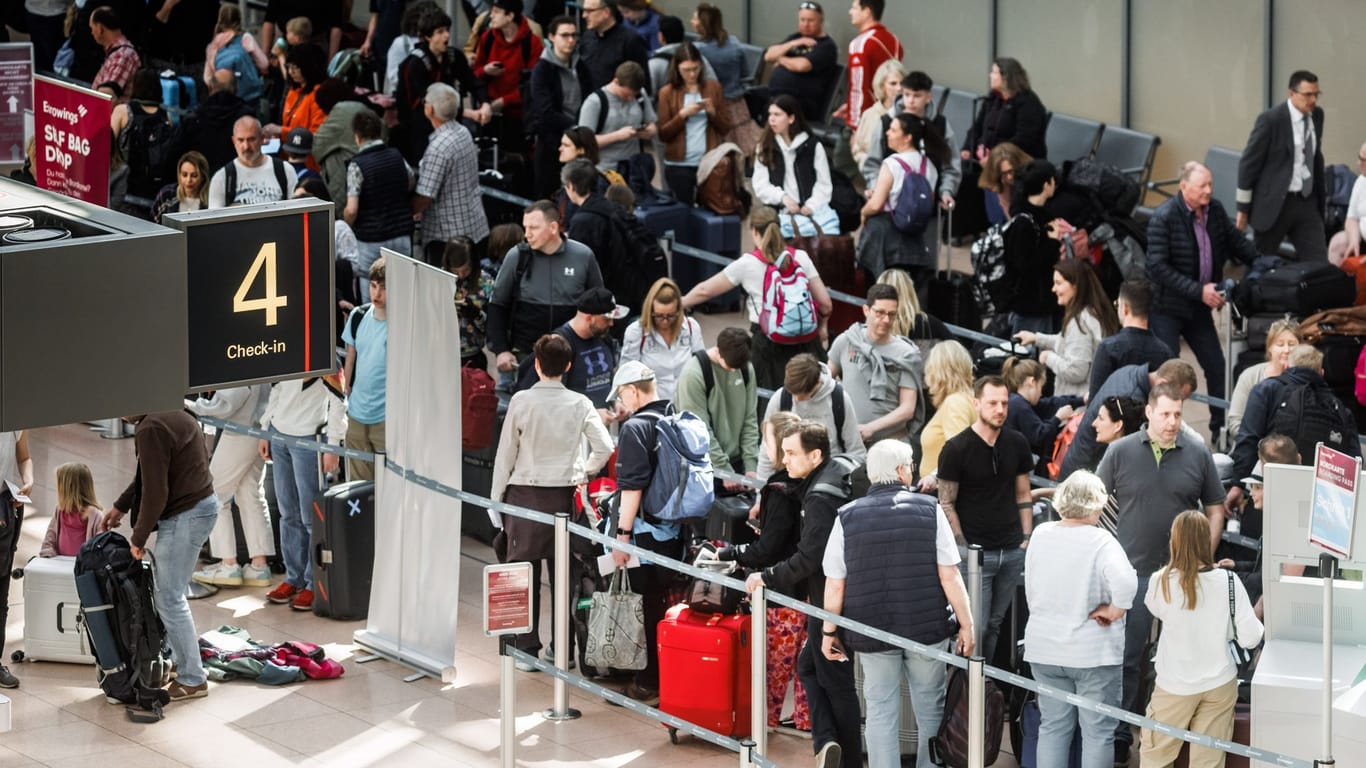 Fluggäste warten an einem Flughafen: Je nach Dauer der Verspätung haben Reisende unterschiedliche Rechte.