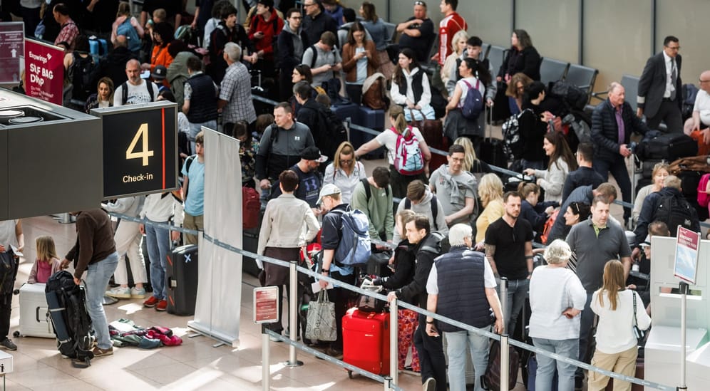 Fluggäste warten am Flughafen Hamburg: Die notwendigen Ressourcen für die Sicherheitskontrolle in Hamburg stünden nicht durchgängig zur Verfügung, heißt es vom Flughafen.