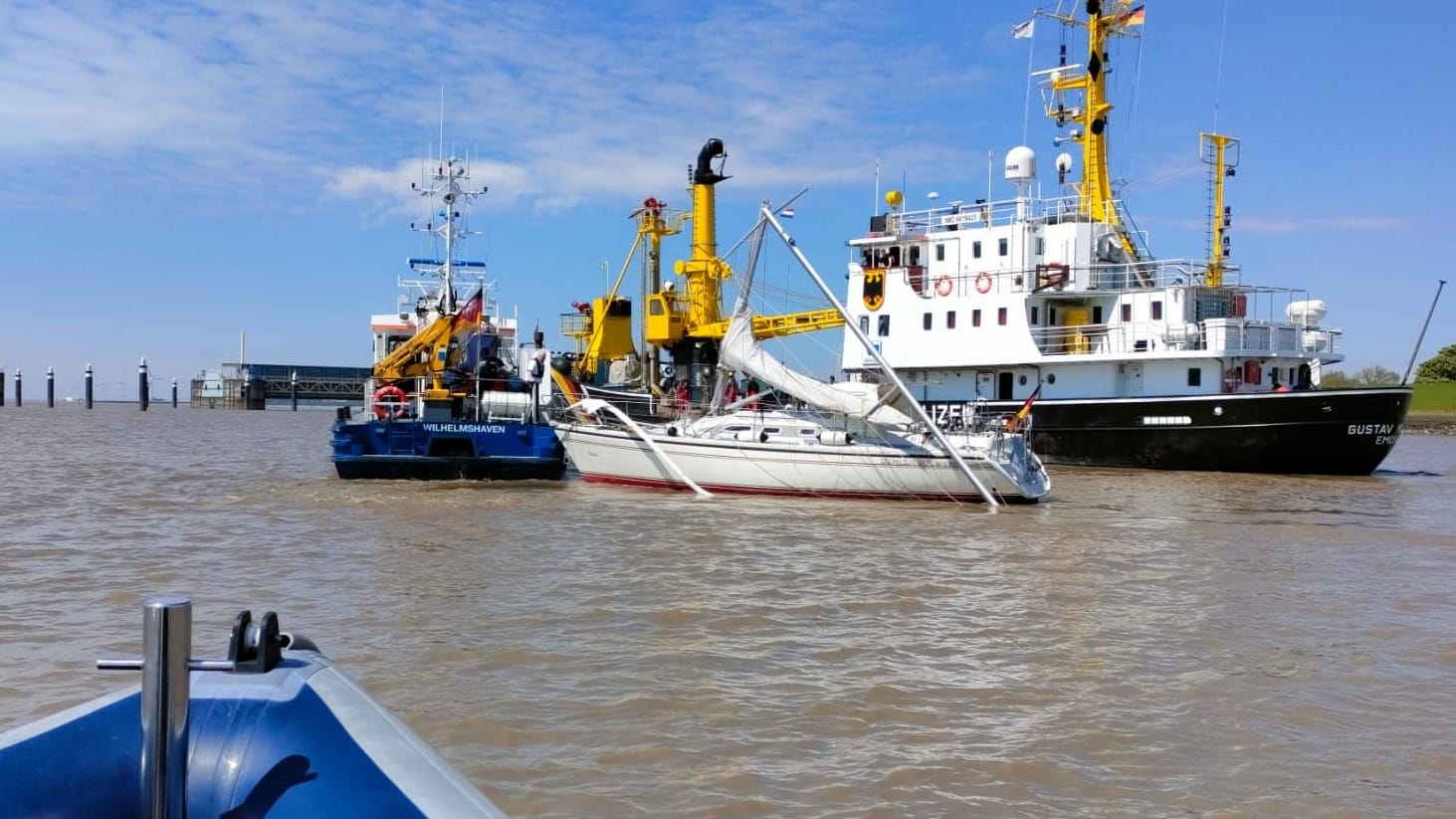 Die "Gustav Meyer", ein Rettungsschiff der Wasserschutzpolizei Emden, schleppte die Jacht in einen sicheren Hafen. Die "Gustav Meyer", ein Rettungsschiff der Wasserschutzpolizei Emden, schleppte die Jacht in einen sicheren Hafen.