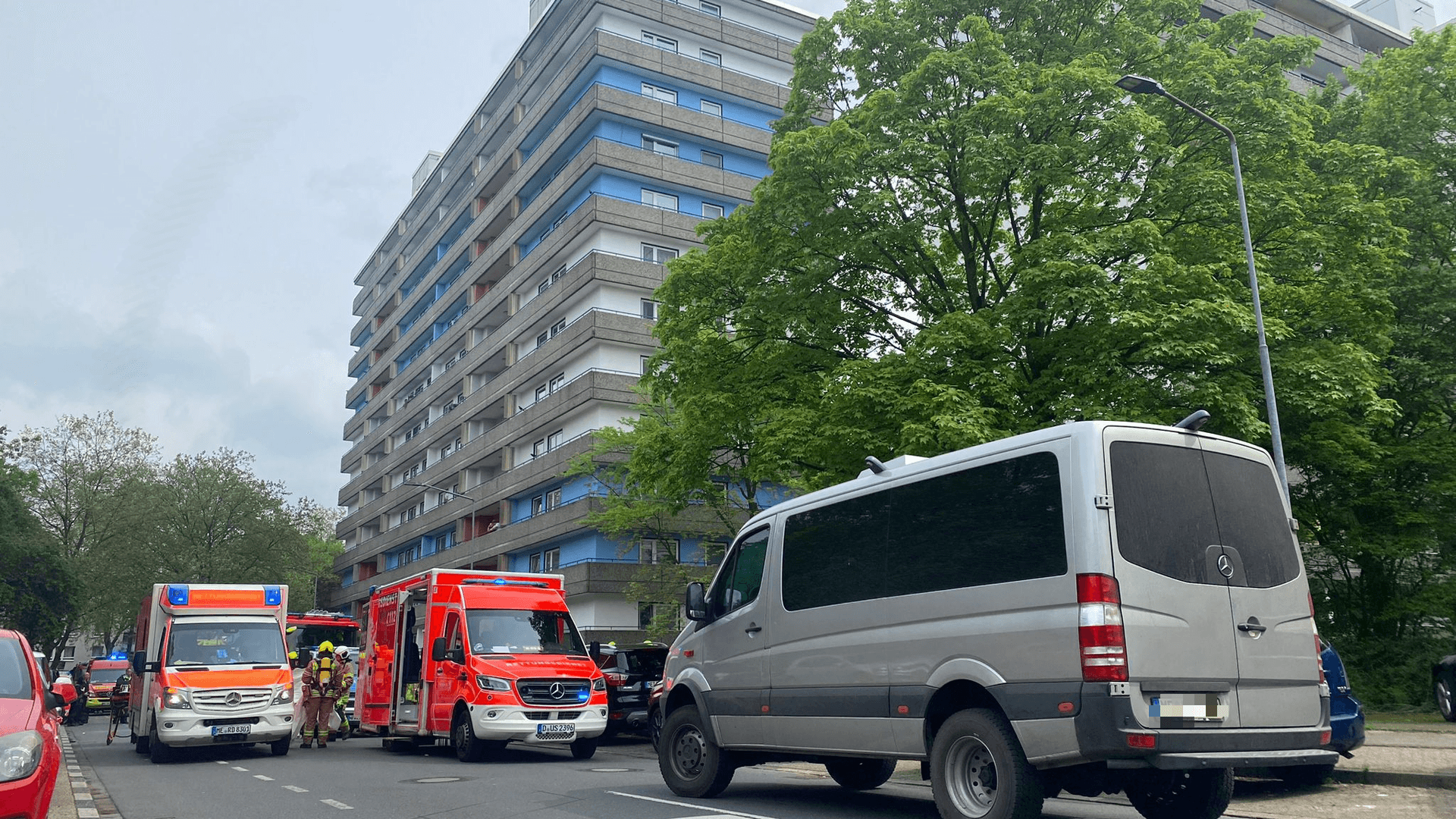 Einsatzkräfte vor Ort: In der Wohnung des Tatverdächtigen soll eine Leiche gelegen haben.