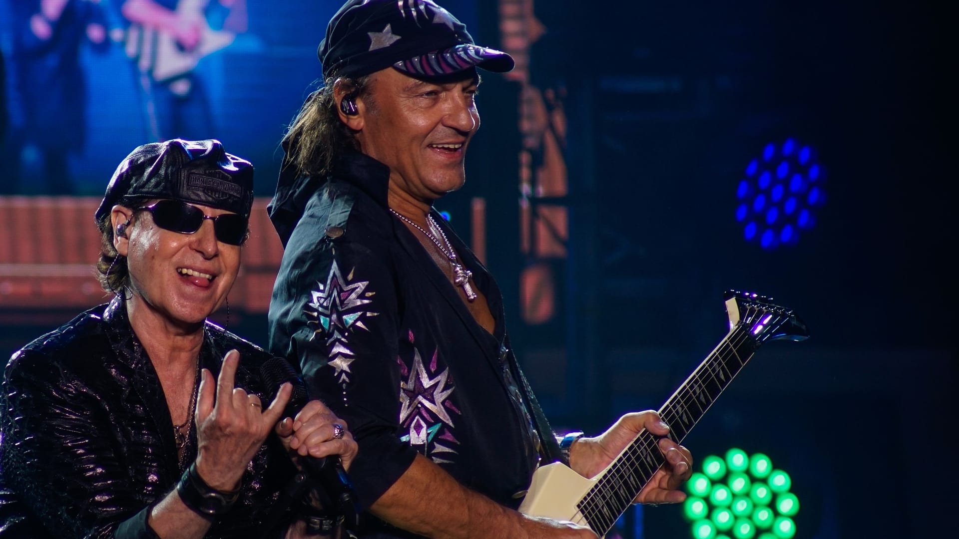 Die Scorpions touren noch immer weltweit: Klaus Meine (l.) und Matthias Jabs bei einem Konzert in El Salvador im April 2023.