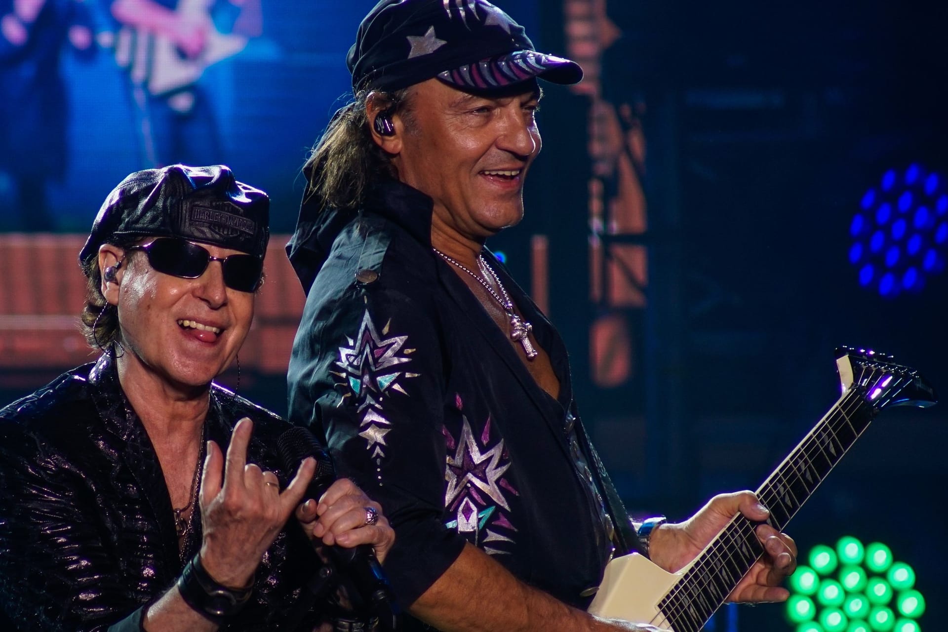 Die Scorpions touren noch immer weltweit: Klaus Meine (l.) und Matthias Jabs bei einem Konzert in El Salvador im April 2023.