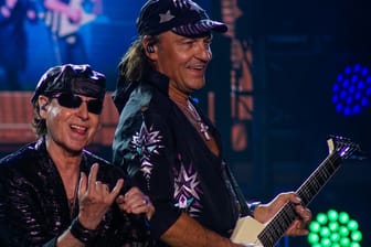 Die Scorpions touren noch immer weltweit: Klaus Meine (l.) und Matthias Jabs bei einem Konzert in El Salvador im April 2023.