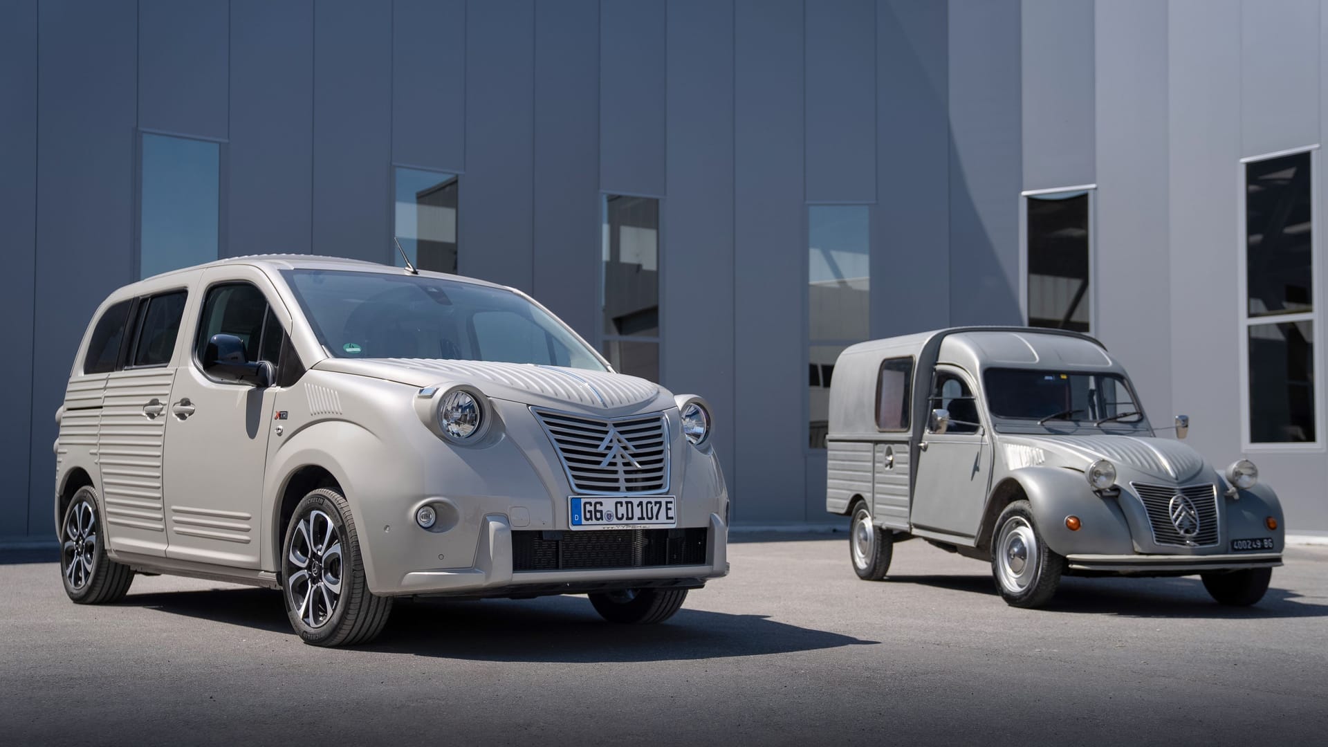 Original (rechts) und Nachbau: der Berlingo 2CV Fourgonette verliert nicht seinen praktischen Nutzen – bekommt aber einen stattlichen Aufpreis.